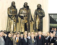 Başbakan ve konuklar, ünlü heykeltıraş Tankut Öktem tarafından yapılan hâkim, savcı ve avukatların temsil edildiği heykel önünde görüntülendi.