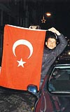 BAYRAK ŞOV...  Maç sonrası soluğu sokaklarda alan vatandaşlarımız Yunanistan maçının galibiyetini kutladı. Türk bayraklarıyla tur atan futbolseverler, Euro 2008e katılmayı artık garanti olarak görüyor. 
