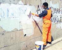 İlçedeki duvar yazılarını temizleme görevi verilen N.B., yetkililere teşekkür etti.