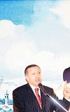 AKP 3. Kadn urasna katlan Erdoan krsye ktnda arka fona 1994te grnts yerletirildi. Erdoan, bir sre fotoraf duygulanarak inceledi.