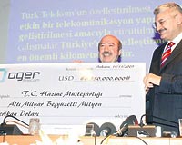 Mohammed Hariri (solda), devir teslim treninde Maliye Bakan Kemal Unaktan (ortada) ve Ulatrma Bakan Binali Yldrma 6.5 milyar dolarlk sembolik ek vermiti.