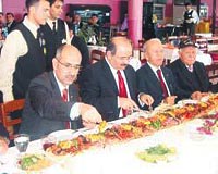 elike Adanadaki le yemeinde restoran sahibi tarafndan 2.5 metrelik Adana kebap ikram edildi.