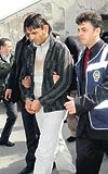 4 YERİNDEN BIÇAKLANDI Üniversite öğrencisi Veli Türkmeni 4 yerinden bıçakladıkları iddia edilen üç zanlı adliyeye gönderildi.