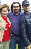 Michail Şarbel (sağda) ve Türk bayraklı tişört giyen menajeri Dimitra, SABAHa barış mesajı verdi.