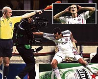 Salihamidzic bir pozisyonda topu sahada tutmaya alrken, kameramanla ikili mcadaleye girdi. 