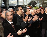 Anavatan Partisi lideri Erkan Mumcu cenazede gzyalarna hkim olamad.
