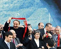 Törende Bayındırlık Bakanı Özak çok neşeliydi.  