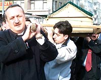 A�ar cenaze t�reninde konu�tu Birbirimize dayanarak b�y�k ac�m�z� hafifletebiliriz