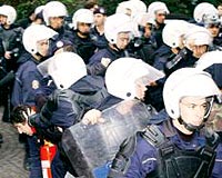 Adliye �n�nde slogana g�zalt�