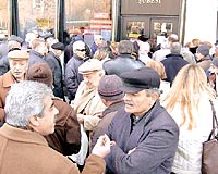 �mar'da ilk �deme kuyruklarla ba�lad�