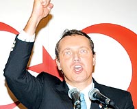 Savc�l�k, Uzan'�n kasetlerini izliyor