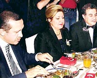 Konuk e�iyle evsahibi yanyana