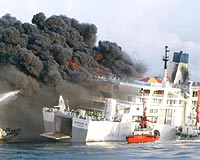 A�k Gemisi'nde yang�n: 150 yolcu kayboldu