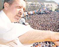 Se�menin kar��s�na maske tak�p ��k�yorlar