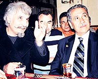 Kahve milletinin insanlar� B�lent Ar�n�'� a��rl�yor