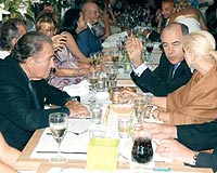 Prens ve prensesler Reina'ya ak�n etti