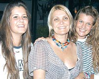 K�zlar�n� g�z�nden sak�n�yor