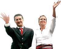 A�LECE G�TT�LER Sar�g�l�e e�iyle birlikte o�lu �mer ve kay�nvalidesi Christine Kotil de e�lik etti. Kad�nlar�n co�kuyla kar��lad��� Rizeli Aylin Sar�g�l, beline �pe�temal� ba�lam��t�.