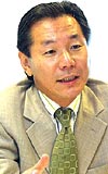 TRK MARKALARININ PENDEK JAPON Hasan ismini kartvizitine yazdran Hiroshi Hattori, gece gndz Japon mteriyle tantraca Trk markalarnn aratrmasn yapyor. 