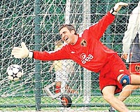 GOL YEMED�! D�nk� idmanda kaleye ge�en Hagi'yi kimse gol atamad�. ��nk� �utlar�n �o�u d��ar� gitti