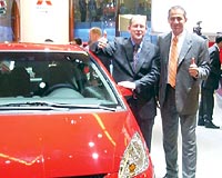 3 KAPILI COLTA TAM NOT: Temsa nn otomobilden sorumlu Direktr Yusuf Soner ile Mitsubishi Avrupa Bakan Tom Tozer, yeni modellerine gven duyduklarn belirtti.