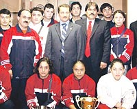 T VERD:Genlik ve Spor Genel Mdr Mehmet Atalay, gen haltercileri kabulnde tler verdi. Mehmet Atalay, 
