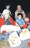 Kartal'da Yldrm Ailesi 6 gnlk bebekleriyle yiyeceklerini alarak sahil kenarnda sabahlad.