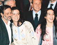 Babakan Berlusconi, havalimannda Simona Pari (solda) ve Simona Torretta arasnda basna keyif pozlar verdi. Torrettann yannda annesi, Parinin yannda ise kavumann hasretiyle smsk sarld babas vard.