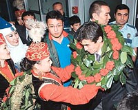KAZAKSTAN GELDKazakistan Milli Takm dn akam stanbula geldi. Konuk milli takm, Atatrk Havaalannda stanbulda yaayan Kazaklar byk bir cokuyla karlad.