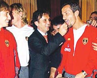 C�MBOM �ENL���:G.Saray, 2 g�nl�k kamp i�in d�n B�kre�'e gitti. �i�eklerle kar��lanan Cimbom'un onuruna verilen ak�am yeme�ine Popescu da kat�ld�.