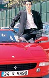 Ferrari S�zer Plaza'n�n garaj�nda!