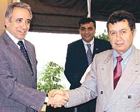 TMSF Bakan Ahmet Ertrk ile ukurova Grubu'nun sahibi Mehmet Emin Karamehmet, borlar iin ek protokol szlemesine imza atmt.