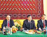 Devlet Bakan Atalay, Trkmenistanda yer sofrasna bada kurup, pilav yedi.