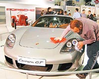 SATMAK N GETRMEDK Autoshow 2004 Fuarnda sergilenen Porsche standndaki Carrera GT ile ilgili bilgi veren Erman Yardelen, Trkiye ak pazar. 1 milyon Euroyu veren varsa kendi getirir, biz deil. Biz onu satmak, vitrine koymak iin getirmedik. nk o otomobil ok zel dedi. 