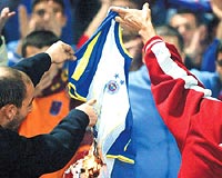 BYK FKE Fener formas yakan fanatikler, Trabzon ynetimini de istifaya davet etti.