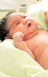 6 KİLO 300 GRAM Anne Fatma Aydın, üçüncü çocuğunu kucağına aldığı için çok mutlu olduğunu söyledi. Tosun bebeğe Sevval adı verildi.
