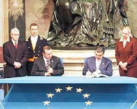AB yesi lkelerde oylanacak Avrupa Anayasas taslana, Babakan Erdoan ve Dileri Bakan Gl ortak imza atmt.