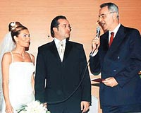 Galatasaray Sportif Direktr Mustafa Turgun, yaamn Aye Banu Akoy ile birletirirken, evlilik czdann zhan Canaydn verdi...