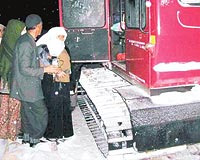 13 HAYAT KURTARDI....   Erzurumda k bandan beri 13 kii snowtrakla hayata dndrld. Yetkililer insanlarn ehre ulamak iin yalan ihbarda bulunmasnn zaman zaman sknt yarattn sylyor.