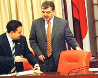 BA�BAKAN SE�ECEK....   KUL�SLERDE ba�m�zakerecilik i�in ad� ge�en Devlet Bakan� Ali Babacan, m�zakere ekibinin Ba�bakan Erdo�an taraf�ndan belirlendi�ini belirterek, �at� kuruluyor. Yap� belirlendikten sonra i�inde �al��acak isimler belirlenecek. Bunlar belirlendi�inde hep beraber g�rece�iz dedi.