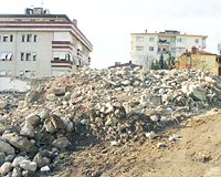 KISMET APARTMANI YIKILDI: Yakla��k bir ay �nce bu b�lgede bulunan K�smet Apartman�nda heyelan nedeniyle b�y�k �atlaklar olu�mu�tu. B�y�k�ehir Belediyesi taraf�ndan bu apartman�n y�k�m� ger�ekle�ti.