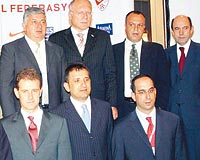 Y�netim, Mosturo�lu�nun (altta en sa�da) istifas�n� hafta ba��nda yapaca�� toplant�da g�r��ecek.