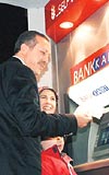 600 YTL ekti halka tantt:Babakan Tayyip Erdoan, ilk YTLyi Ziraat Bankas Safranbolu ubesindeki bankamatikten ekti. Bankamatikten 600 YTL eken Babakan, yeni yln ilk dakikalarnda yeni paralar tantt.