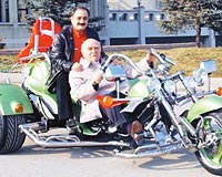 BAKAN CO�KUN TEST ETT�: Ali Co�kun ve Sinan Ayg�n�n denedi�i ara� 3.22 metre uzunlu�a sahip.180 kilometre azami h�za sahip triport�r 100 kmde 5.5 lt yak�t harc�yor. 