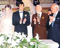 YAS�N EVLEND�: Be�ikta���n eski futbolcusu Yasin S�l�n d�n Nalan Uysal ile hayat�n� birle�tirdi. Gen� futbolcununun �ahitli�ini Onursal Ba�kan S�leyman Seba yapt�.