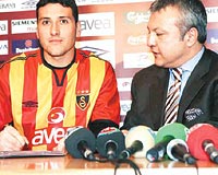 FEVZ� ELMAS: Galatasaray�la 3.5 senelik s�zle�me imzalayan Fevzi�nin ya�ad��� mutluluk g�zlerinden okunuyordu. 