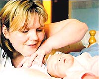 Kan� p�ht�la�mad��� i�in, hen�z anne karn�nda sekiz ameliyat ge�iren minik McKenzie ve annesi Catherine Gwynne.