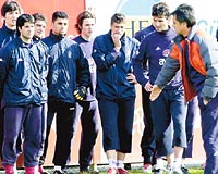 Teknik direkt�r G�ne� oyuncular�na d�n �ift antrenman yapt�rd�.