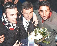 ANKARA�DA B�Y�K CO�KU: Ligdeki iddias�ndan uzakla�mas�na ra�men Be�ikta��� Ankara�da kalabal�k bir taraftar toplulu�u kar��lad�. �al�mbay ve Carew zor anlar ya�ad�.