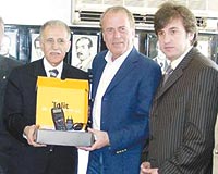 Mustafa Denizli ve Ali G�ltekin�e uydu telefonlar�n� Be�ikta� Divan Kurulu Ba�kan� �eref Nas�r verdi.
